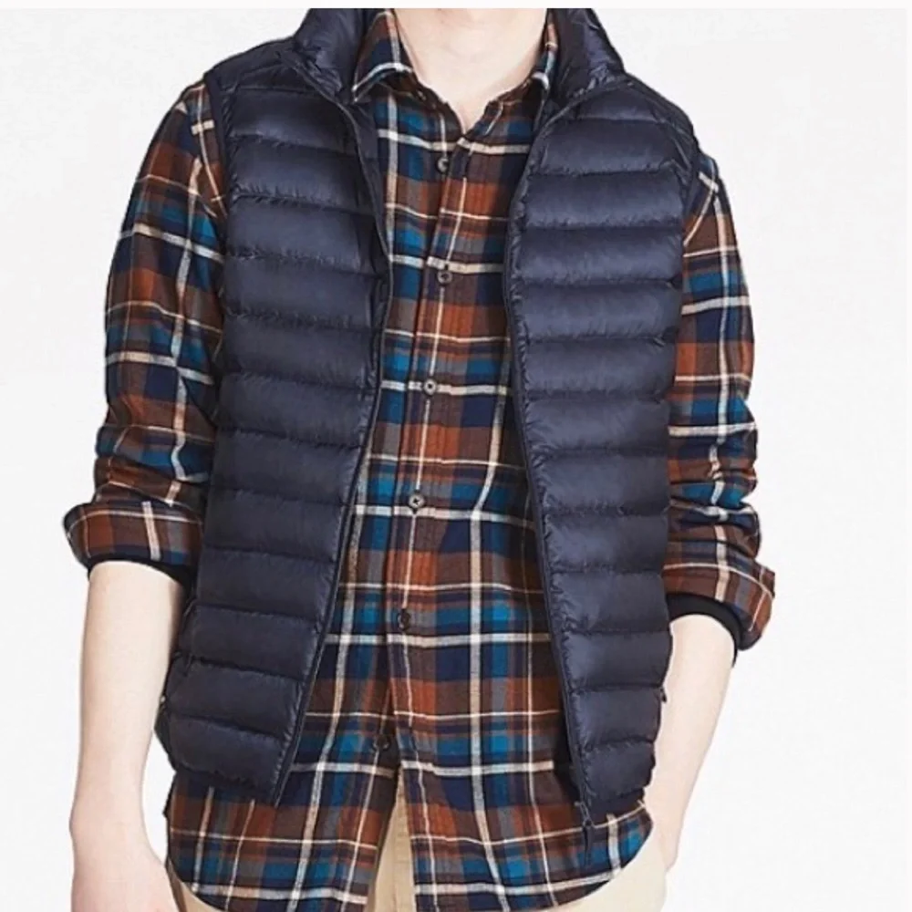 Uniqlo Men's Dark Blue Puffer Vest. Size M